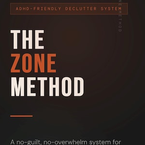 Può includere: Una guida digitale intitolata The Zone Method, un sistema di riordino adatto all'ADHD. Lo sfondo scuro presenta testo in arancione e bianco che recita: Un sistema senza sensi di colpa o sopraffazione per pulire e riordinare il garage, progettato per cervelli che si distraggono, si perdono e si frustrano durante un compito. Include un pulsante per salvare/stampare in PDF.