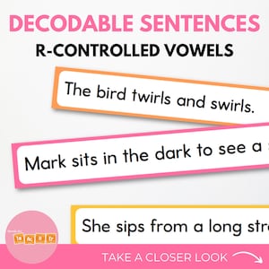 以下が含まれることがあります： 白地に黒文字のカラフルなカードが3枚。カードには、「The bird twirls and swirls.」「Mark sits in the dark to see a...」「She sips from a long str...」という文章が書かれています。これらのカードは、R制御母音について学ぶための教育教材セットの一部です。