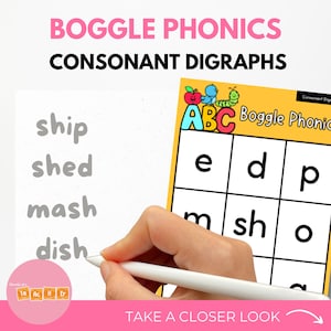 Pode incluir: Um tabuleiro de jogo Boggle Phonics com as letras "e", "d", "p", "m", "sh", "o" e "a" em uma grade. As letras são usadas para soletrar palavras como "ship", "shed", "mash" e "dish".