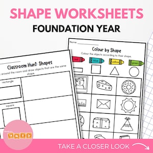 Könnte beinhalten: Schwarzweißes druckbares Arbeitsblatt für Kinder, um Formen zu lernen. Das Arbeitsblatt hat einen Abschnitt für eine Klassensuche, in dem Kinder Objekte zeichnen können, die die gleiche Form wie ein Rechteck und ein Quadrat haben. Der zweite Abschnitt enthält eine Aktivität zum Ausmalen nach Formen, bei der Kinder Objekte entsprechend ihrer Form ausmalen können. Die Objekte sind ein roter Stift, ein blaues Quadrat, ein gelbes Dreieck, ein grüner Kreis, ein Bär mit einem Abschluss-Hut, ein Stück Käse, ein Donut, ein Lineal, ein Umschlag, eine Sonne, ein Basketball, eine Geschenkbox, ein Partyhut, ein Stück Kuchen und ein Buch.