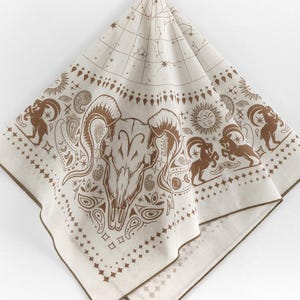 Unieke beige ram sterrenbeeld katoenen bandana exclusief ontwerp beige bruine sjaal zon maan ster horoscopen tarot maagd weegschaal schorpioen verjaardagscadeau