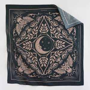 Bandana gotica con gufo beige e luna nera, design originale, fazzoletto in cotone, uccello notturno, sciarpa terrosa, fazzoletto da collo unico in stile steampunk, regalo