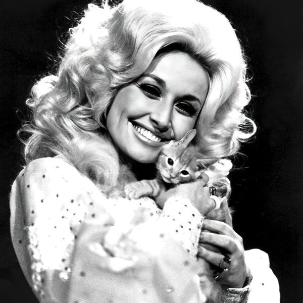 Dolly Parton tenant une séance photo chaton impression d'art mural Poster