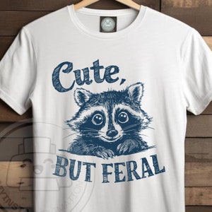 Bonito, mas selvagem png | Sublimação de guaxinim engraçado | Sublimação engraçada | Lixo panda png | mão desenhada guaxinim Png | citação de animais png