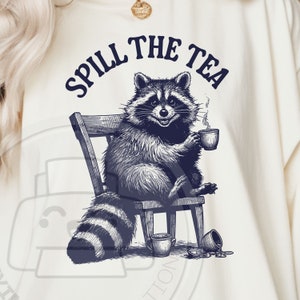 Spill the Tea png-svg | Grappige wasbeer-sublimatie | grappige wasbeer-png | PNG-panda uit de prullenbak | citaat dieren, png