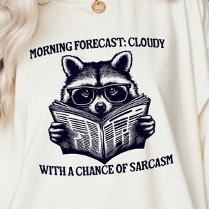 Previsão nublada com chance de sarcasmo png, Funny Raccoon PNG SVG, Funny Animal Quotes Sublimation | Camisa sarcástica png | Mãe selvagem png