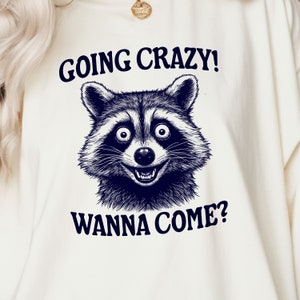 Going Crazy Wanna Come png, grappige wasbeer PNG SVG, grappige dierencitaten sublimatie | Snarky shirt png, vuilnispanda | Wilde moeder, png