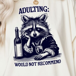 Erwachsenenbildung würde nicht empfehlen png, Lustiger Waschbär PNG SVG, Lustige Tier Zitate Sublimation | Snarky T-Shirt png, Trash Panda | Wilde Mutter png