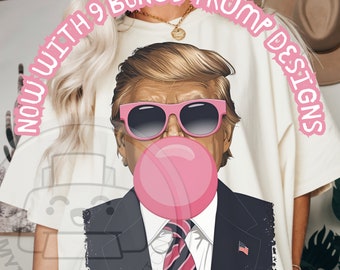 Op de afbeelding: Een wit T-shirt met een roze kauwgomontwerp met een cartoonafbeelding van een man met blond haar die een zonnebril en een pak draagt. De tekst "NOW WITH 9 BONUS TRUMP DESIGNS" is in roze rond de afbeelding geschreven.