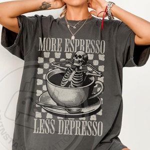 skeleton coffee Png, Skeleton design Png, / Più espresso meno depressione png / Design caffè retrò / camicia scheletro caffè png