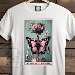 A borboleta anti-social, carta de tarô engraçada PNG, design de sublimação de esqueleto sarcástico, caveira de bruxa png sublimação de tarô download de arquivo PNG