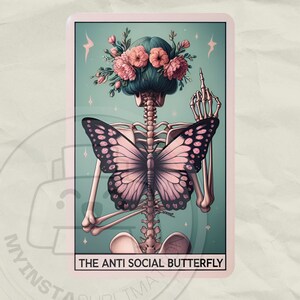 K&ouml;nnte beinhalten: Eine skelettartige Figur mit einem Schmetterling auf dem R&uuml;cken, die eine Krone aus rosa Blumen tr&auml;gt und den Mittelfinger zeigt. Der Hintergrund ist hellblaugr&uuml;n mit Sternen. Der Text "THE ANTI SOCIAL BUTTERFLY" befindet sich am unteren Rand des Bildes.