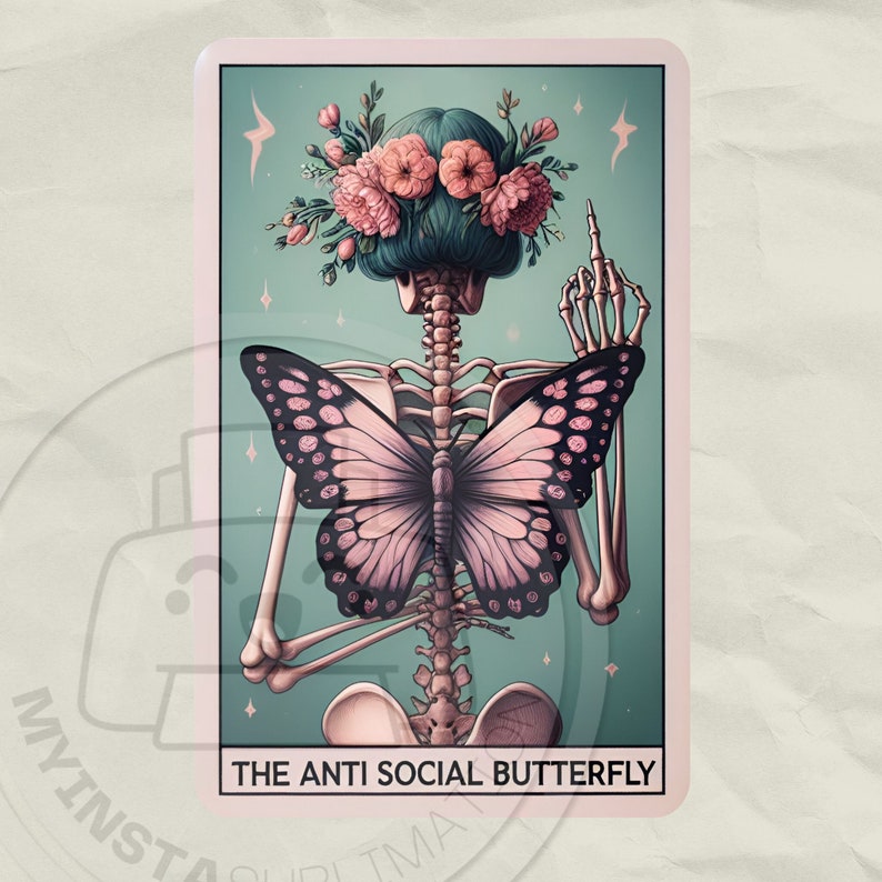 K&ouml;nnte beinhalten: Eine skelettartige Figur mit einem Schmetterling auf dem R&uuml;cken, die eine Krone aus rosa Blumen tr&auml;gt und den Mittelfinger zeigt. Der Hintergrund ist hellblaugr&uuml;n mit Sternen. Der Text "THE ANTI SOCIAL BUTTERFLY" befindet sich am unteren Rand des Bildes.