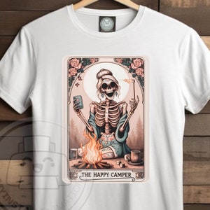 Le campeur heureux png, carte de tarot drôle PNG, motif sublimation squelette sarcastique, crâne de maman png | Fichier PNG de sublimation d'attitude,