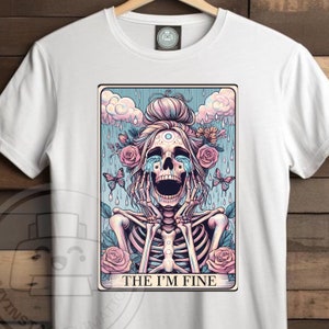 Met mij gaat het goed png, grappige tarotkaart PNG, sarcastisch skeletsublimatieontwerp, Witchy Skull png | sarcastische sublimatie PNG-bestand, downloaden