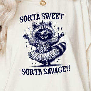 Sorta Sweet Sorta Savage png, Snarky Shirt png, Lustige Tier Zitate Sublimation | Lustiger Waschbär PNG SVG, Papierkorb | Wilde Mutter png