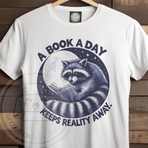 een boek per dag, houdt de realiteit weg png | boekenliefhebber Png | Grappige wasbeersublimatie | Prullenbak panda png | dierencitaat png | Wilde moeder png