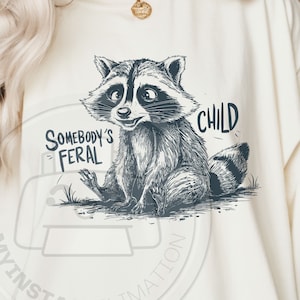 Somebodys Feral Child png svg, procione divertente png, sublimazione procione divertente, citazione animale png, panda trash