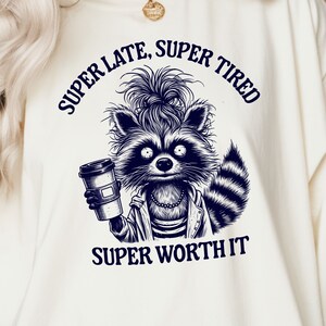 Super tard, super fatigué et ça vaut vraiment le coup png, Sublimation de citations d'animaux drôles | Chemise snarky png, raton laveur drôle PNG SVG | Maman sauvage png