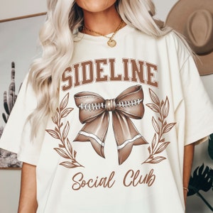 Sideline Social Club png / Football Bow Png, Fall Football Shirt Png Arco de fútbol americano / sublimación de arco de fútbol con diseño de bolsillo