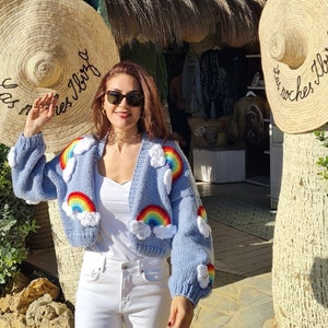 Cárdigan de nube arcoíris de ganchillo hecho a mano / Chaqueta de punto azul de colores