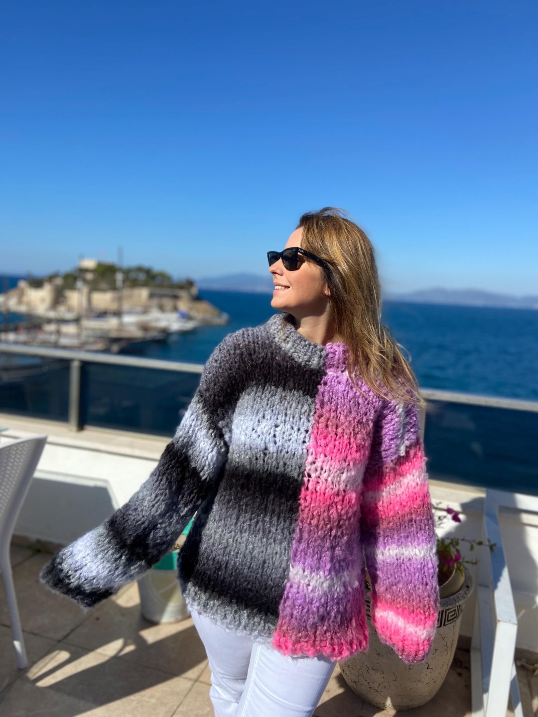 Suéter de punto grueso mitad y mitad: jersey de patchwork a rayas