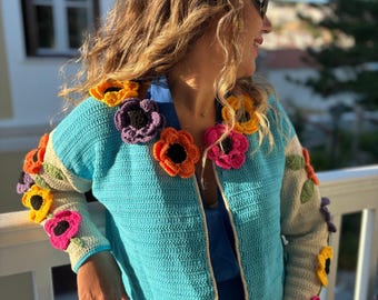 Handgemaakt kleurrijk gehaakt vest met bloemen 3D veelkleurige bloemen op mouwen gebreide trui Uniek cadeau Boho chic statement stuk gebreide kleding