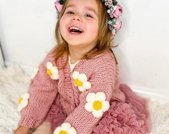 Cardigan marguerite pour enfant | Cardigan fleuri fait main pour bébé | Veste en tricot 3D jumbo marguerites | Chandail épais au crochet avec fleurs pour enfants de 3 à 4 ans