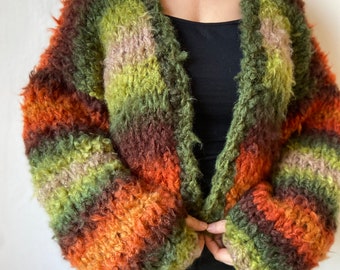 Cardigan a righe verde arancione / maglione lavorato a maglia grosso / giacca a righe colorate lavorata a maglia con filato vegano / maglieria con maniche a palloncino con top corto arcobaleno