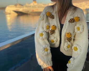 Bee Flower Jacket | Chunky Floral Bee Cardigan | Knitted 3D Bee Velvet Daisy Sweater | Cottagecore Aesthetic Spring Crop Bee Knit Sweater