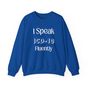 Może przedstawiać: Królewska niebieska bluza z białym napisem "I Speak ICD-10 Fluently". Bluza z okrągłym dekoltem i długimi rękawami ma prosty krój. Codzienna odzież.