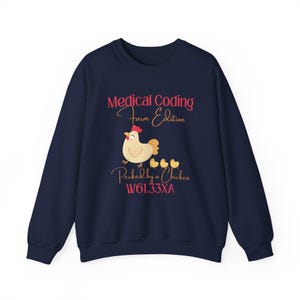 Grappig T-shirt voor medisch personeel | Sweatshirt voor medisch codeerders | Humor over medische codering | Cadeau voor medisch codeerders | ICD-10 Gepikt door een kip afbeelding 7