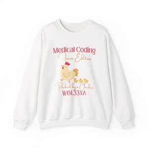 Grappig T-shirt voor medisch personeel | Sweatshirt voor medisch codeerders | Humor over medische codering | Cadeau voor medisch codeerders | ICD-10 Gepikt door een kip afbeelding 2