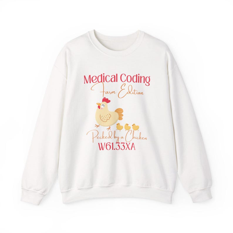 Grappig T-shirt voor medisch personeel | Sweatshirt voor medisch codeerders | Humor over medische codering | Cadeau voor medisch codeerders | ICD-10 Gepikt door een kip afbeelding 2