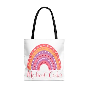 Könnte beinhalten: Weiße Tragetasche mit einem farbenfrohen Regenbogen-Design und dem Text "Medical Coder" in einer Schreibschrift. Der Regenbogen zeigt Farbtöne von Rosa, Orange und Lila mit floralen und gepunkteten Mustern. Die Tasche hat schwarze Griffe.