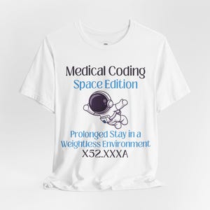 Medisch codeershirt | Grappig ICD-10 T-shirt met astronautencode | Medisch coderingscadeau voor CPC, medewerkers en zorgmedewerkers