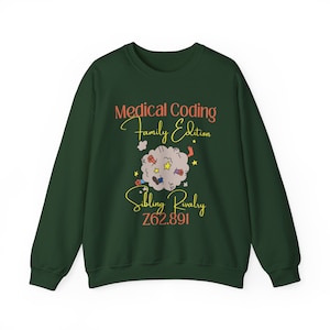Puede incluir: Una sudadera verde oscuro con el texto "Medical Coding Family Edition" y "Sibling Rivalry" en una fuente juguetona. Un gráfico de una nube con estrellas y pies está en el centro. El código "Z62.891" está impreso debajo.