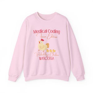 Grappig T-shirt voor medisch personeel | Sweatshirt voor medisch codeerders | Humor over medische codering | Cadeau voor medisch codeerders | ICD-10 Gepikt door een kip afbeelding 1