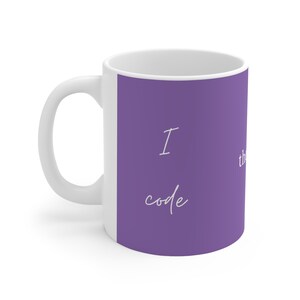 Peut inclure: Tasse à café en céramique blanche avec un panneau violet portant l'inscription "I code, therefore I am" dans un style manuscrit. La tasse a une anse incurvée et une finition brillante.