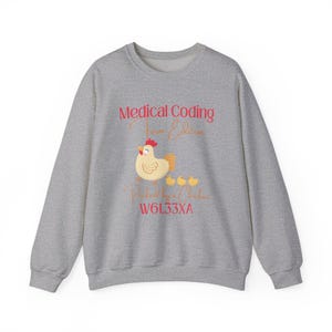 Grappig T-shirt voor medisch personeel | Sweatshirt voor medisch codeerders | Humor over medische codering | Cadeau voor medisch codeerders | ICD-10 Gepikt door een kip afbeelding 4