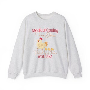 Grappig T-shirt voor medisch personeel | Sweatshirt voor medisch codeerders | Humor over medische codering | Cadeau voor medisch codeerders | ICD-10 Gepikt door een kip afbeelding 3