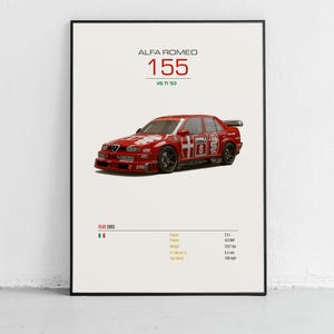 以下が含まれることがあります： 赤いアルファロメオ155 V6 TI 93レーシングカーのフレームプリント。プリントには車の名前、年、仕様が含まれています。車は赤色で、黒いホイールとスポンサーのデカールが付いています。