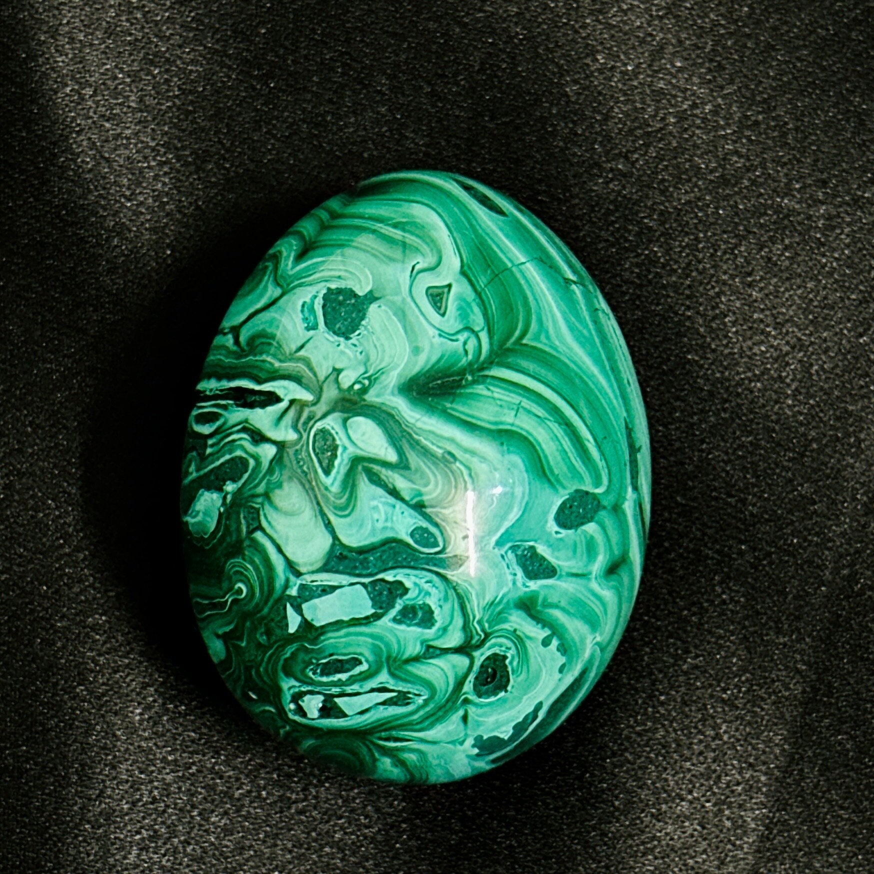 グリーンマラカイトエッグ：天然の模様が入ったヒーリングクリスタル