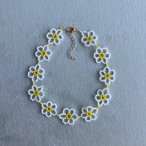 Daisy Beaded Choker: Trendy Flower Necklace