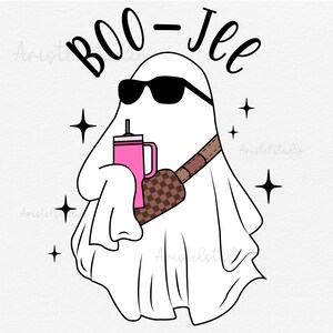 Può includere: Un fantasma bianco con occhiali da sole e una tracolla a scacchi marroni e bianchi, che tiene una tazza rosa con una cannuccia. Il testo "BOO - JEE" è scritto sopra il fantasma.