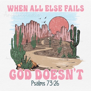 Könnte beinhalten: Illustration einer Wüstenlandschaft mit einer kurvenreichen Straße, Kakteen und einer untergehenden Sonne. Der Text "WHEN ALL ELSE FAILS GOD DOESN'T" ist rosa, darunter steht "Psalms 73:26". Das Design hat einen Vintage-Look.