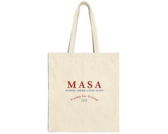 Puede incluir: Bolso tote de color crema con texto rojo "MASA MAKING AMERICA SAFE AGAIN" y "Trump for Prison 2024". El bolso tiene dos asas y está hecho de tela resistente.