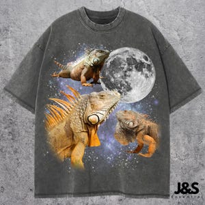 Three Iguana Retro Graphic Tshirt, Vintage Iguana Moon Shirt, Funny Lizard Tee, Exotic Reptile Tshirt, Oversized Graphic Top, Unique Gift