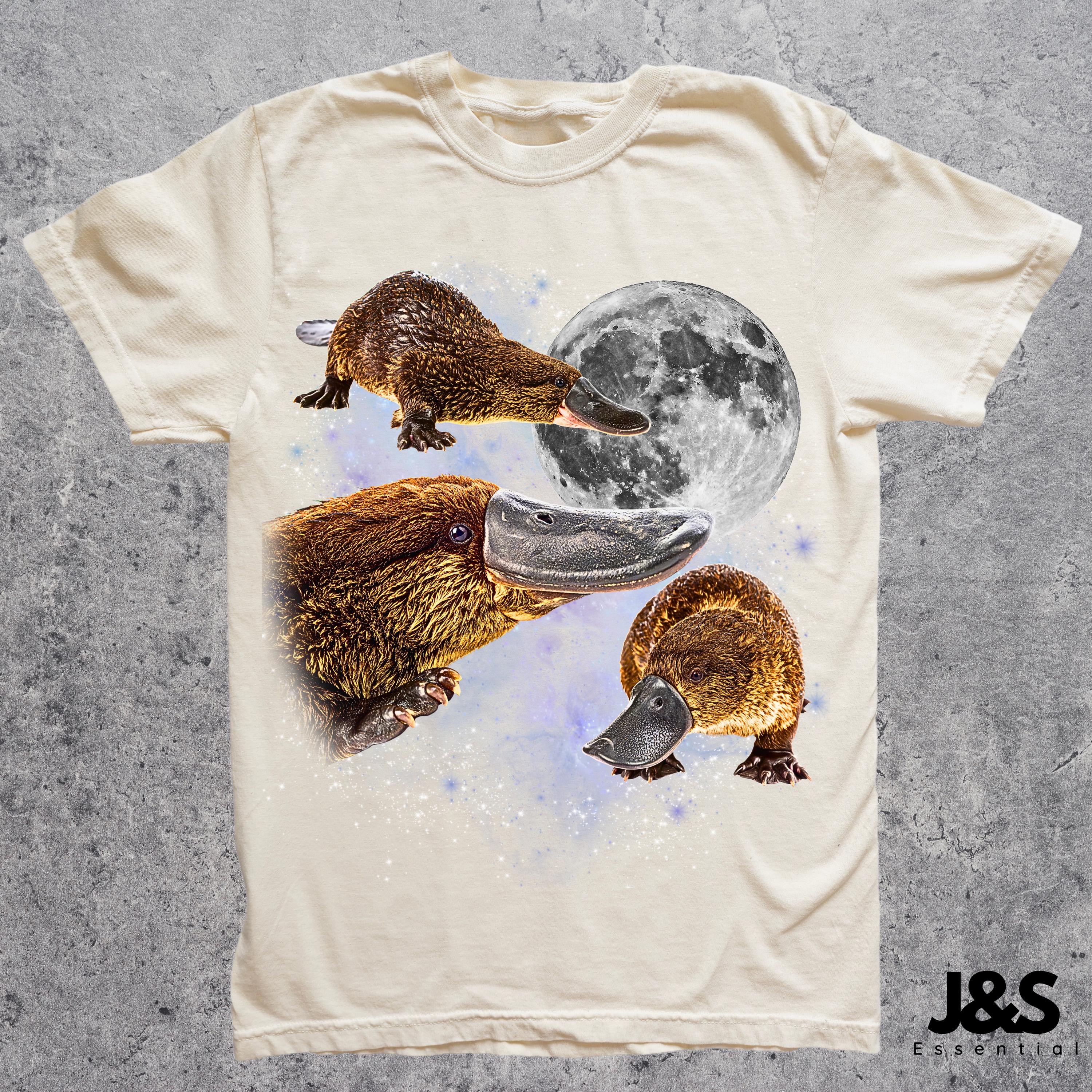 3匹のカモノハシのレトロムーンTシャツ、面白い奇妙な動物の