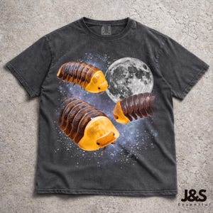Könnte beinhalten: Ein anthrazitfarbenes Kurzarm-T-Shirt mit einem Grafikdruck von drei braunen und gelben Asseln, die in einer sternenklaren Weltraumszene mit einem großen, detaillierten Mond schweben. Das T-Shirt hat einen Rundhalsausschnitt und eine verwaschene Optik.